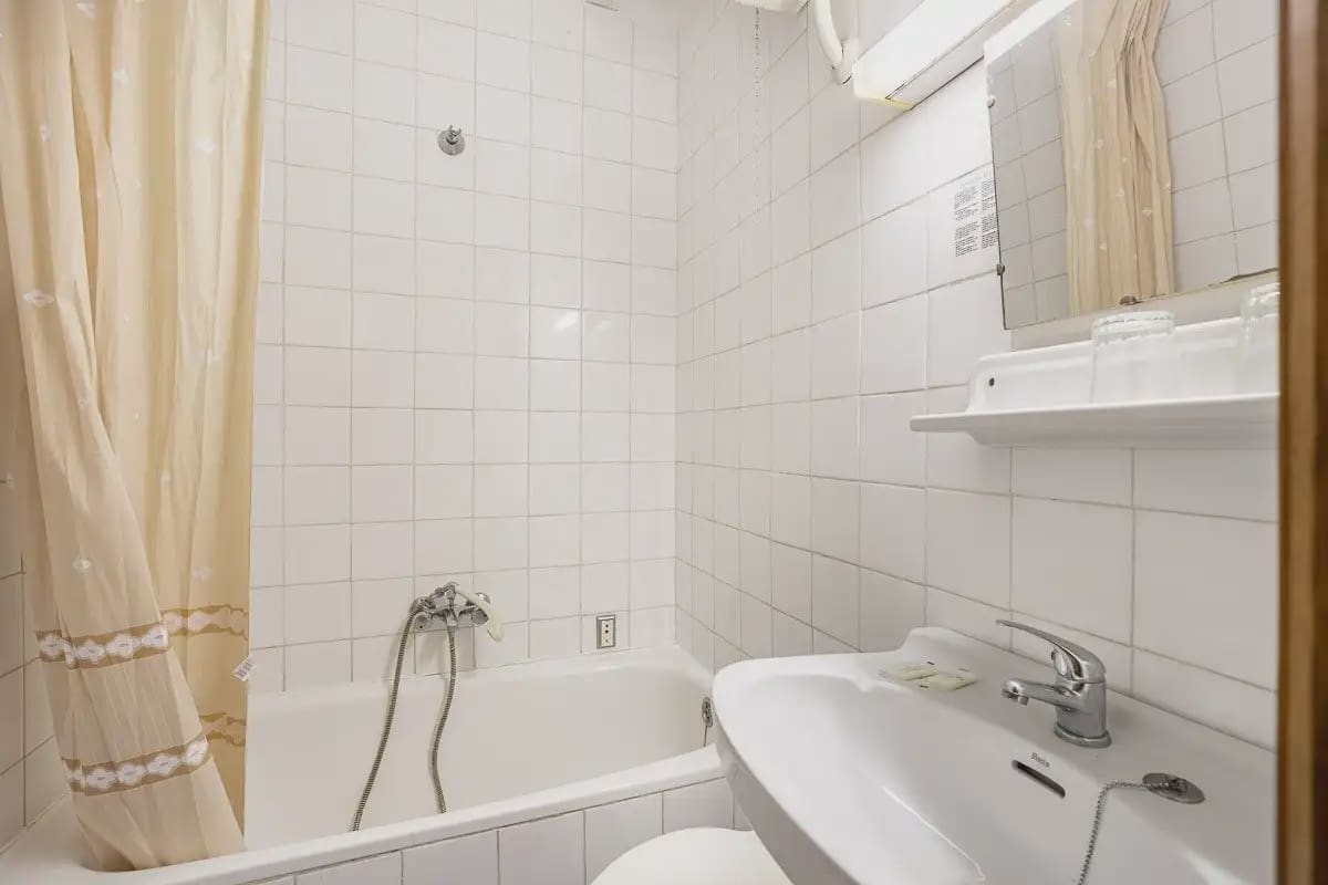 Hotel for sale in Lanjaron - € 380,000 (Ref: 9836970)