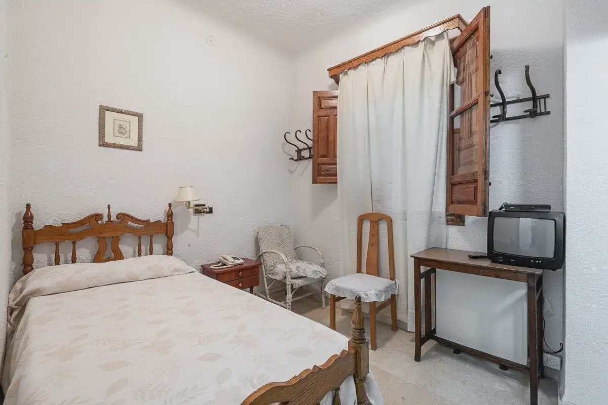 Hotel for sale in Lanjaron - € 380,000 (Ref: 9836970)