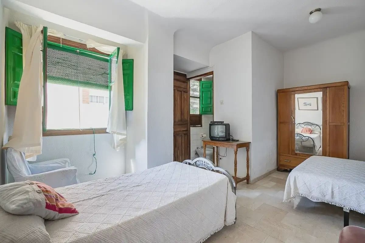 Hotel for sale in Lanjaron - € 380,000 (Ref: 9836970)