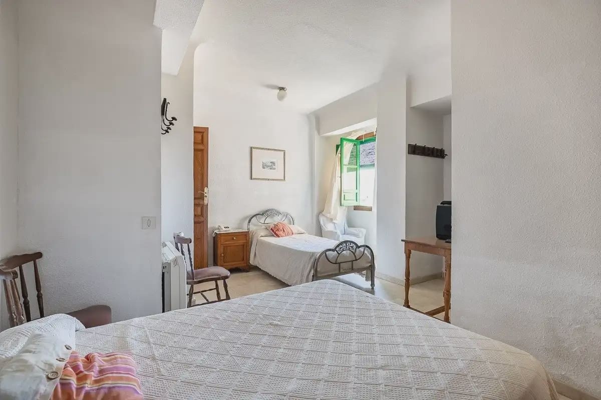 Hotel for sale in Lanjaron - € 380,000 (Ref: 9836970)