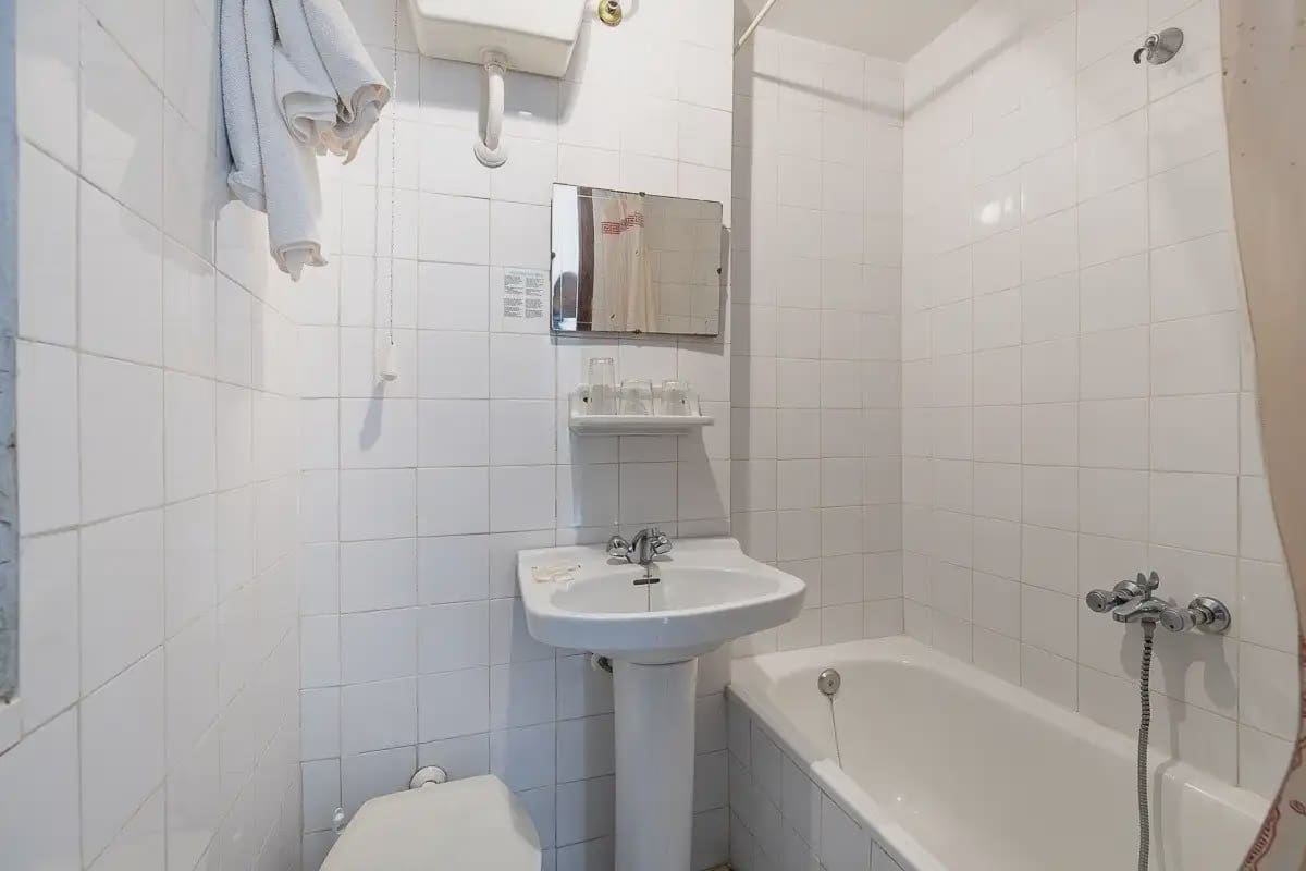 Hotel for sale in Lanjaron - € 380,000 (Ref: 9836970)