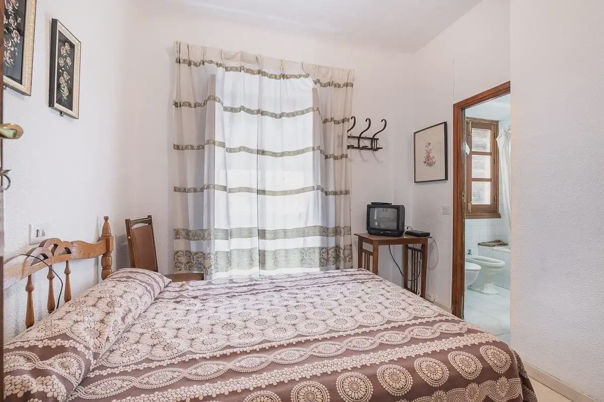 Hotel for sale in Lanjaron - € 380,000 (Ref: 9836970)