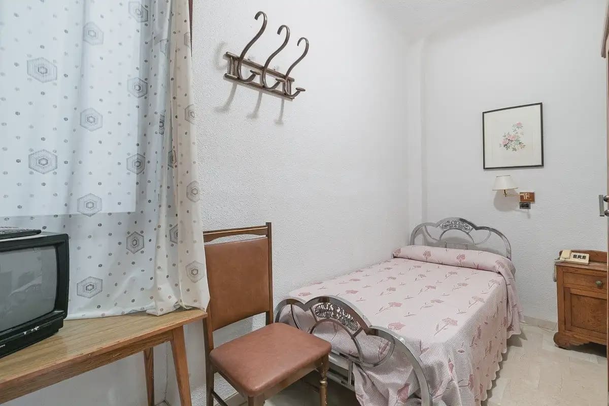 Hotel for sale in Lanjaron - € 380,000 (Ref: 9836970)