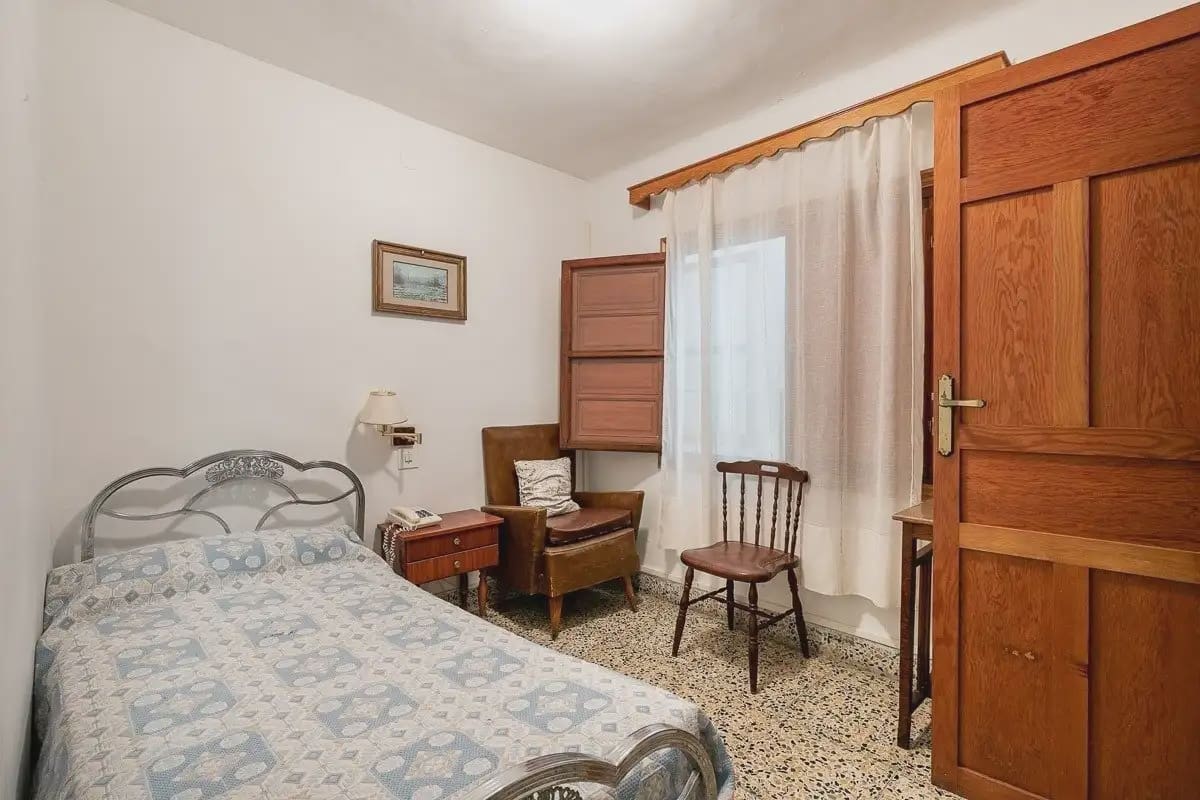 Hotel for sale in Lanjaron - € 380,000 (Ref: 9836970)
