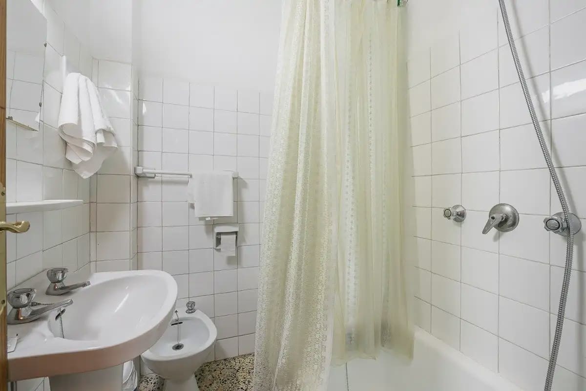 Hotel for sale in Lanjaron - € 380,000 (Ref: 9836970)