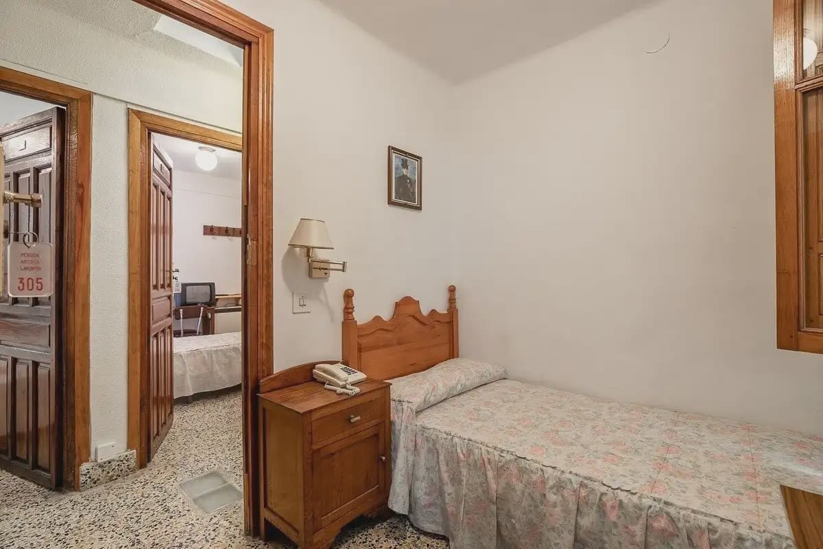 Hotel for sale in Lanjaron - € 380,000 (Ref: 9836970)
