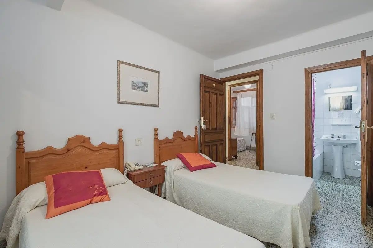 Hotel for sale in Lanjaron - € 380,000 (Ref: 9836970)