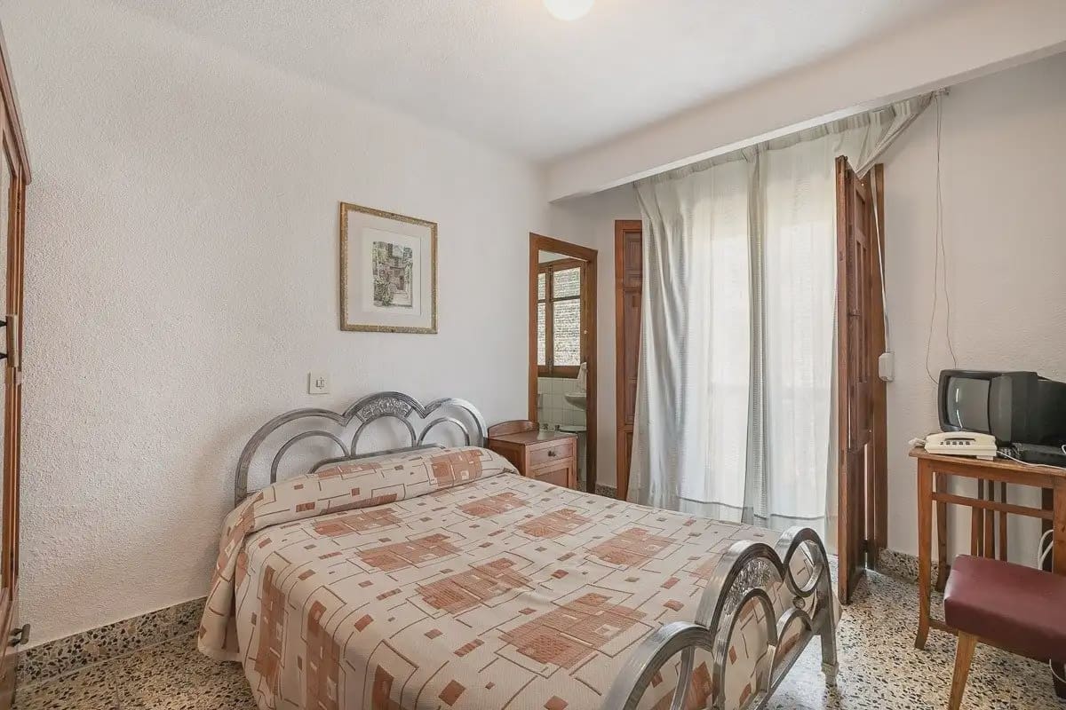 Hotel for sale in Lanjaron - € 380,000 (Ref: 9836970)