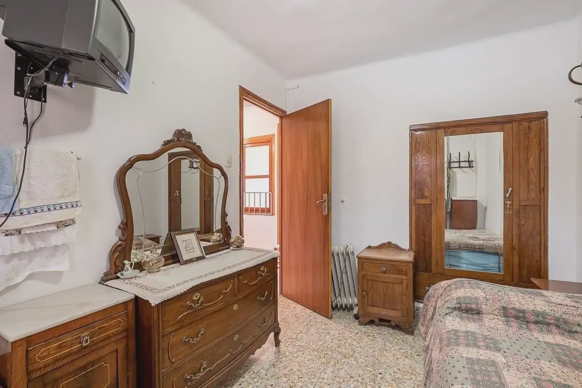 Hotel for sale in Lanjaron - € 380,000 (Ref: 9836970)