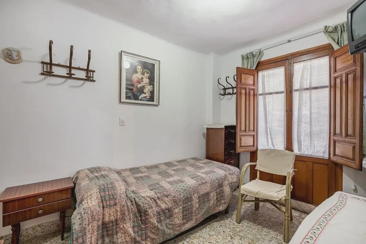 Hotel for sale in Lanjaron - € 380,000 (Ref: 9836970)