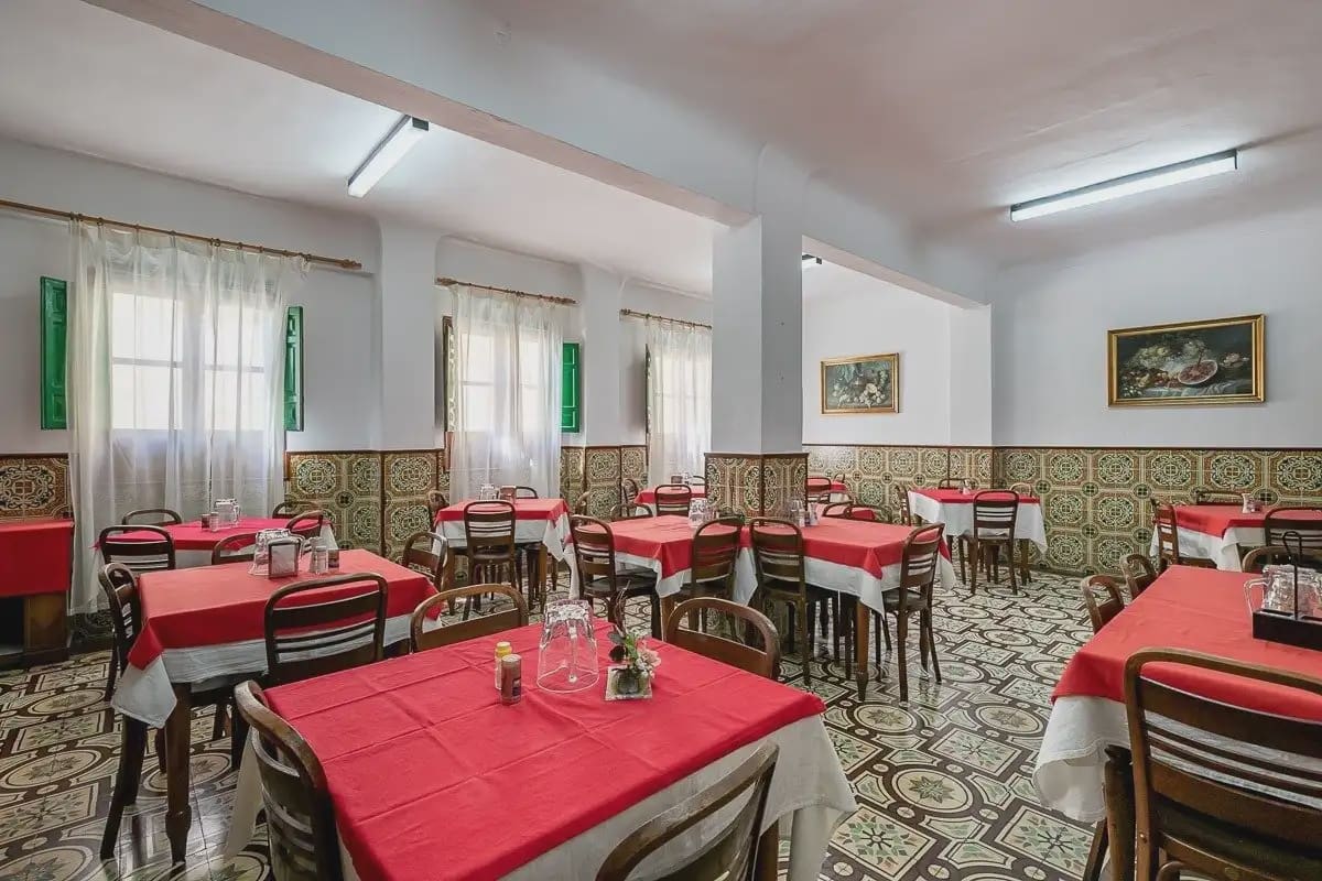 Hotel for sale in Lanjaron - € 380,000 (Ref: 9836970)