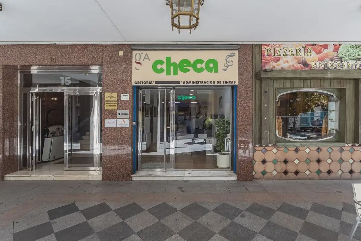 Local Comercial en Granada ciudad en venta - 490.000 € (Ref: 9836980)