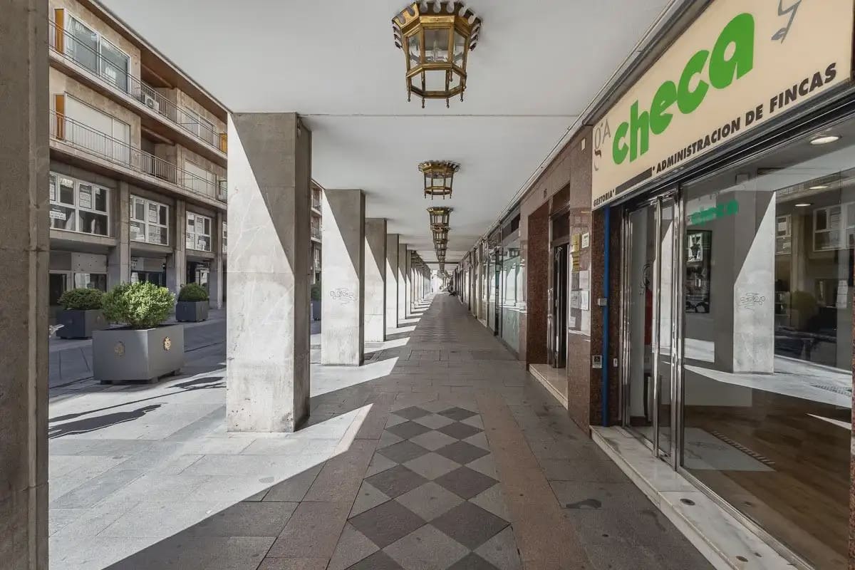 Local Comercial en Granada ciudad en venta - 490.000 € (Ref: 9836980)