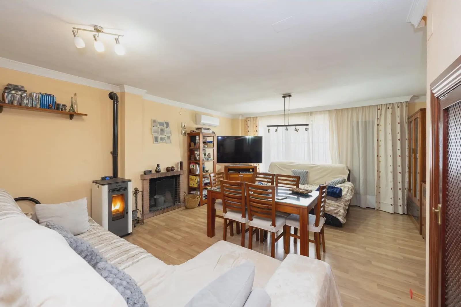 Dom blizniak na sprzedaż w Peligros z basenem garażem - 420 000 € (Ref: 9836985)