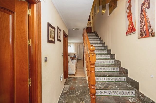 Dom blizniak na sprzedaż w Peligros z basenem garażem - 420 000 € (Ref: 9836985)