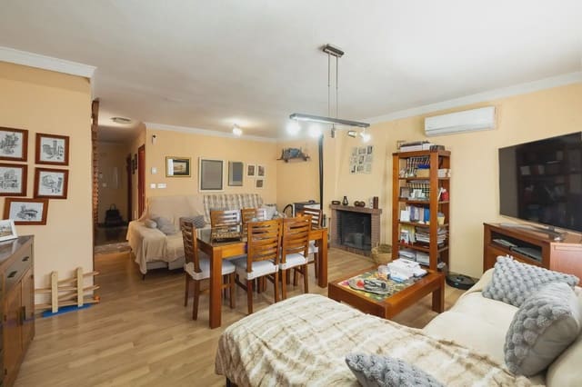 Dom blizniak na sprzedaż w Peligros z basenem garażem - 420 000 € (Ref: 9836985)