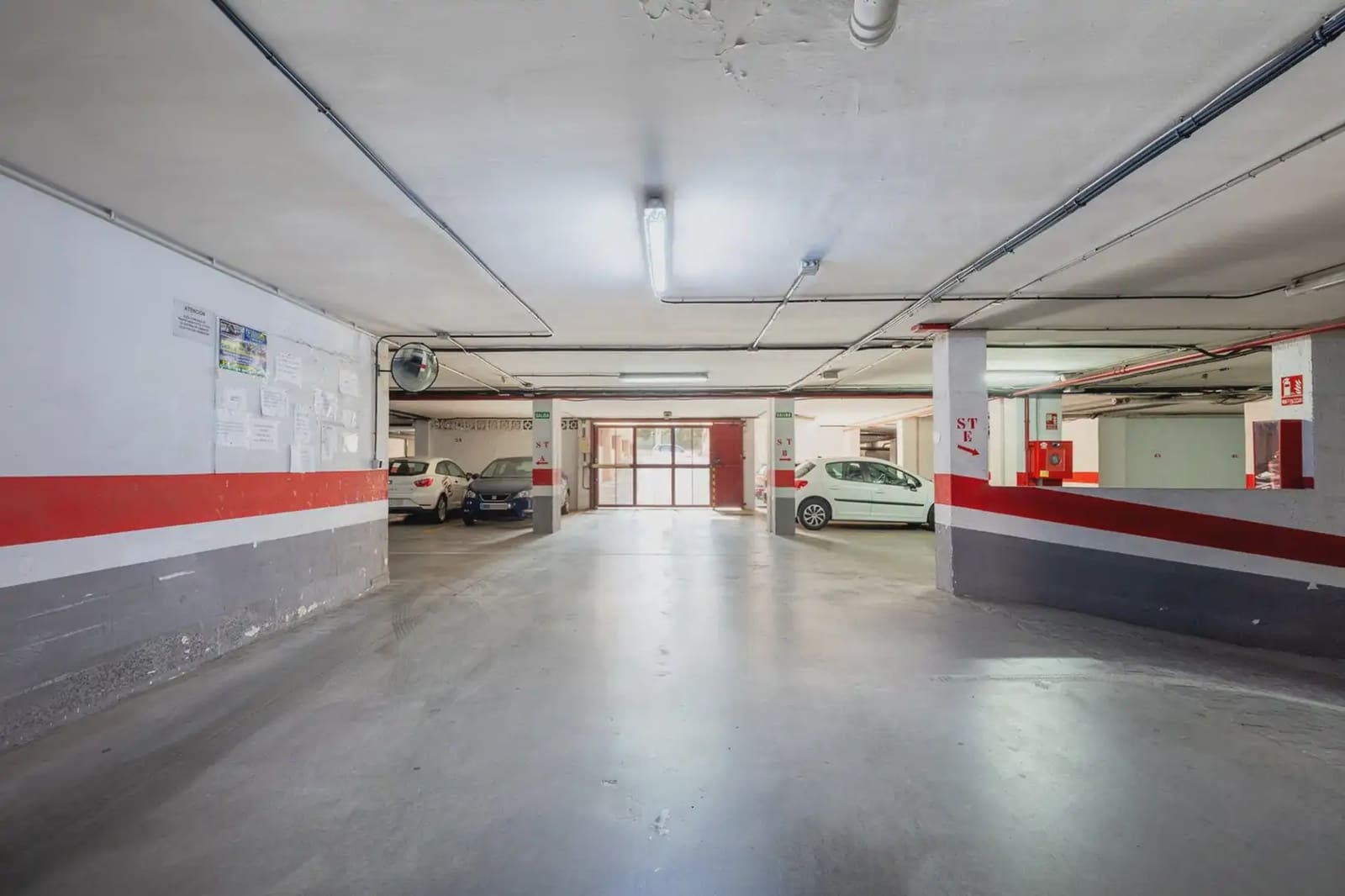 Garaż na sprzedaż w Miasto Grenada - 23 000 € (Ref: 9836991)