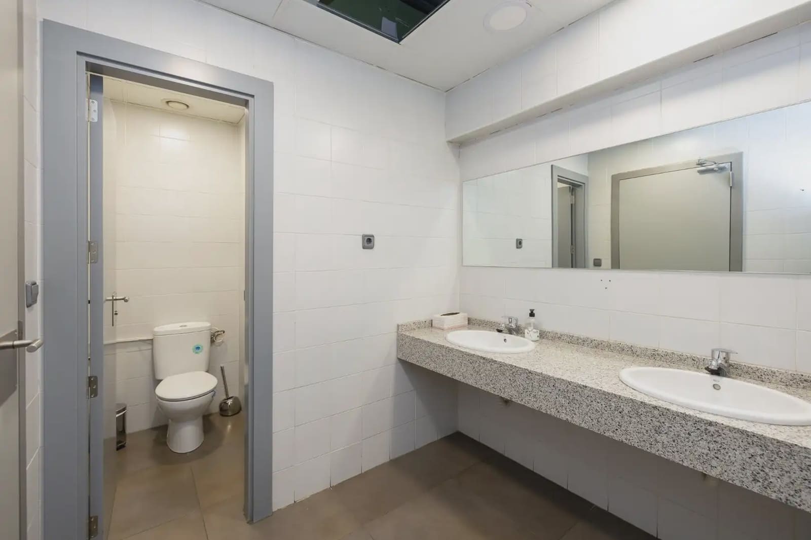 Local Comercial en Peligros en venta - 2.100.000 € (Ref: 9837002)