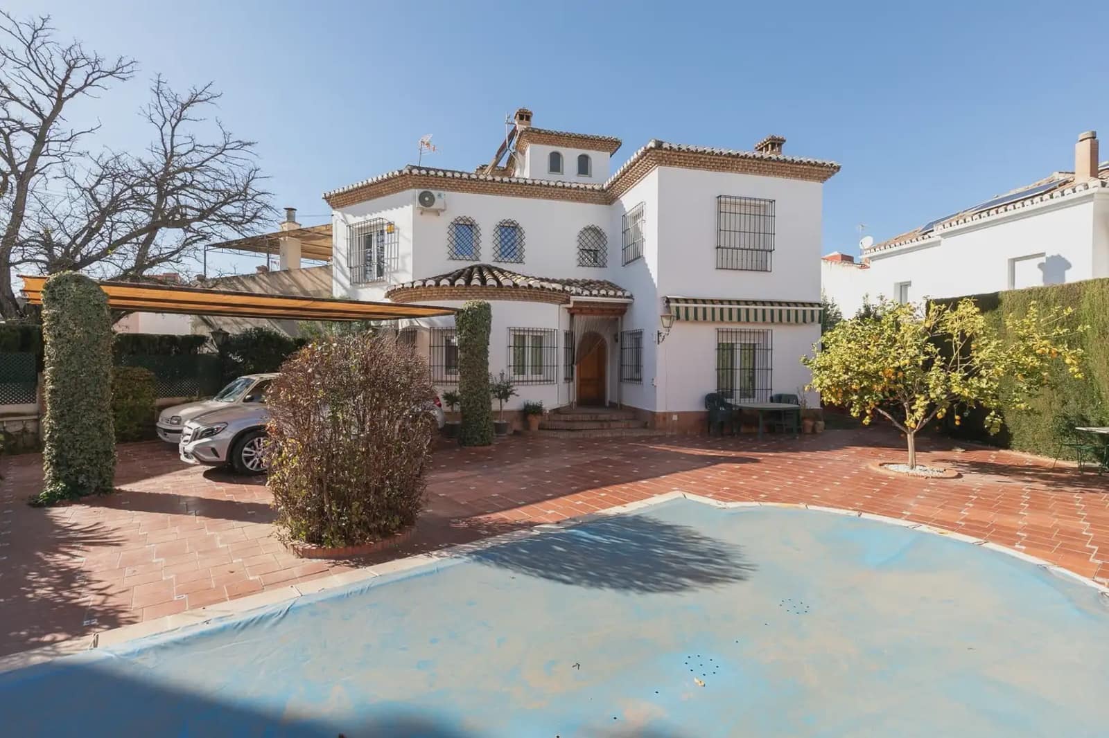 Villa for sale in Granada city with garage - € 735,000 (Ref: 9837003)