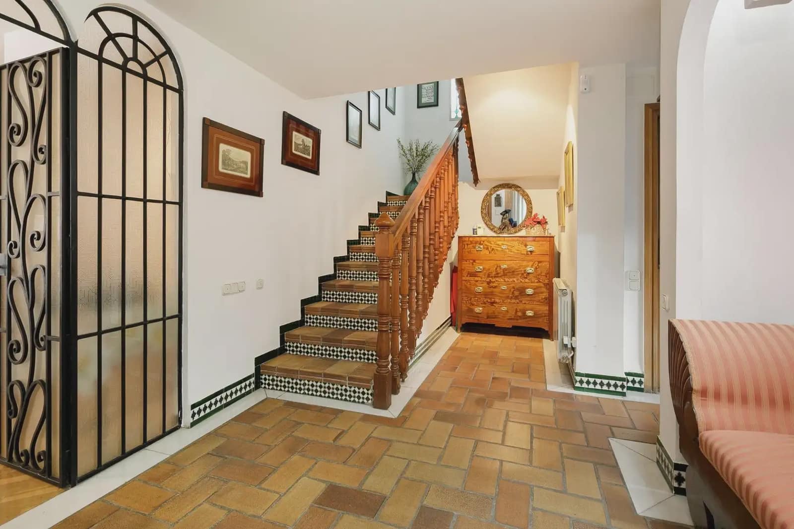 Villa for sale in Granada city with garage - € 735,000 (Ref: 9837003)