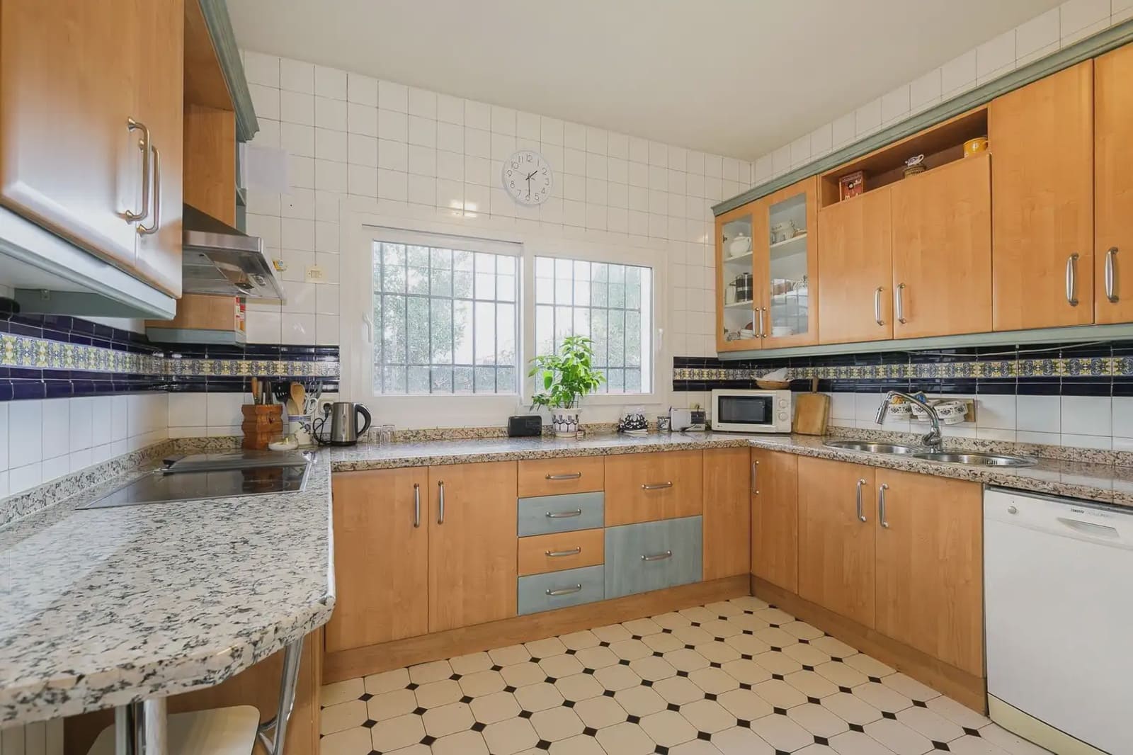 Villa for sale in Granada city with garage - € 735,000 (Ref: 9837003)