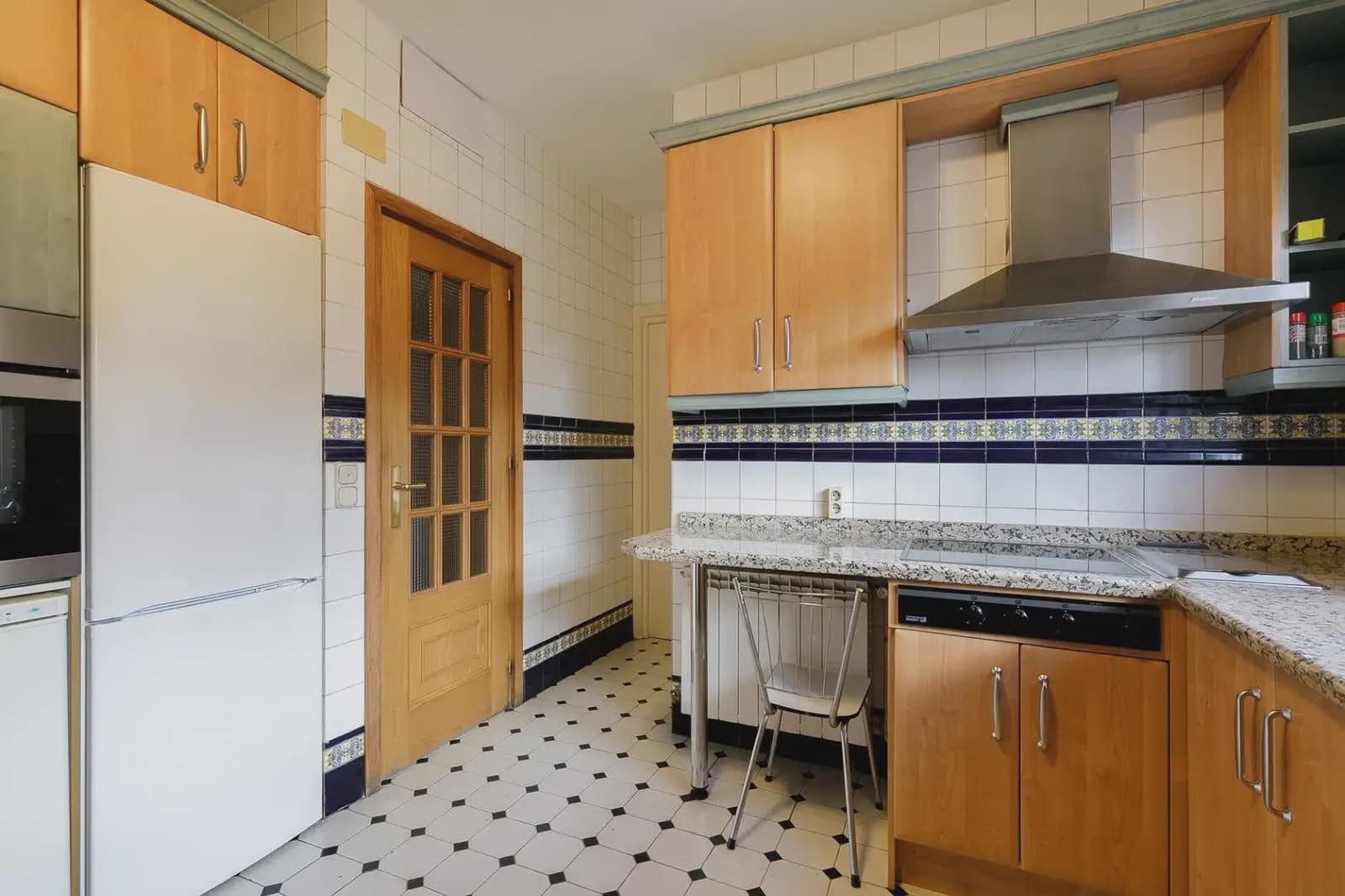Villa for sale in Granada city with garage - € 735,000 (Ref: 9837003)