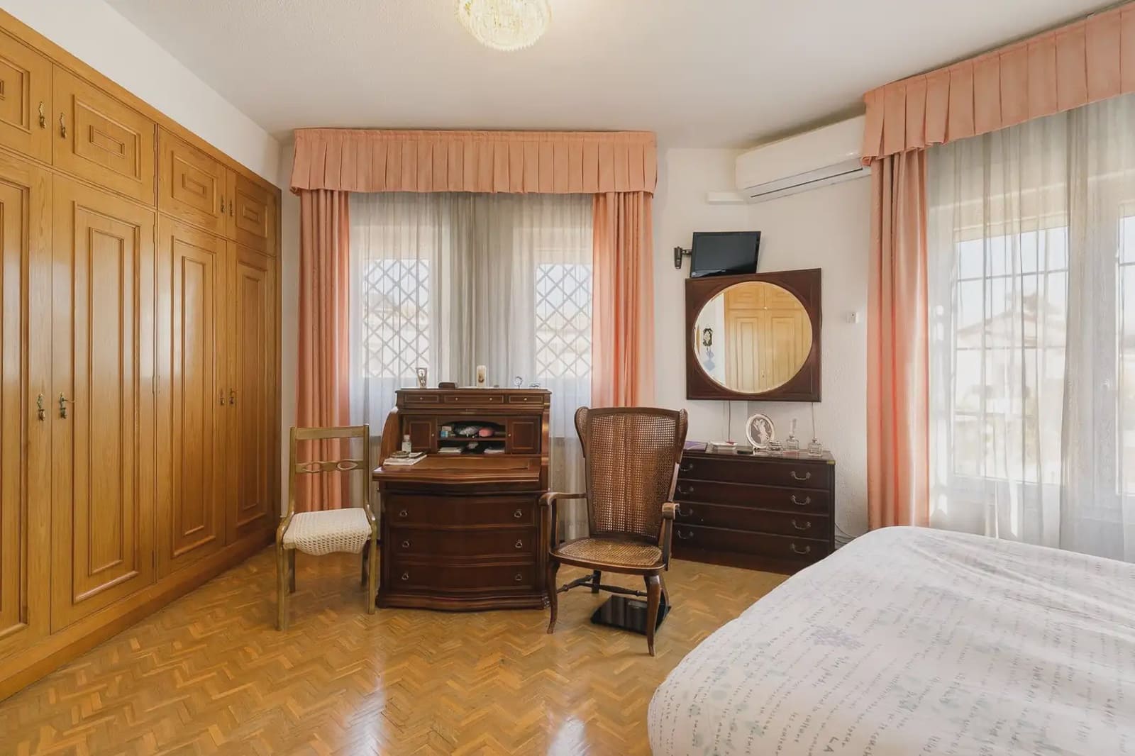 Villa for sale in Granada city with garage - € 735,000 (Ref: 9837003)