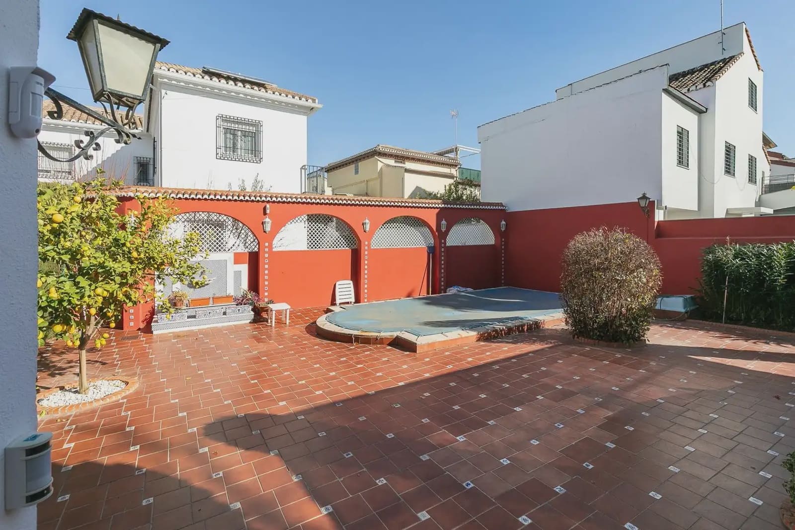 Villa for sale in Granada city with garage - € 735,000 (Ref: 9837003)