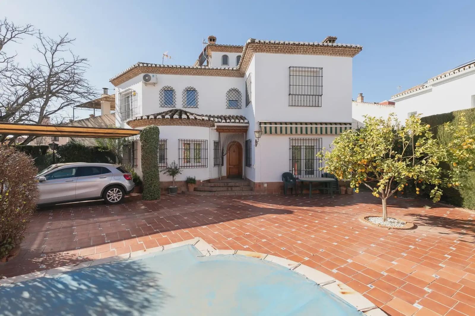 Villa for sale in Granada city with garage - € 735,000 (Ref: 9837003)