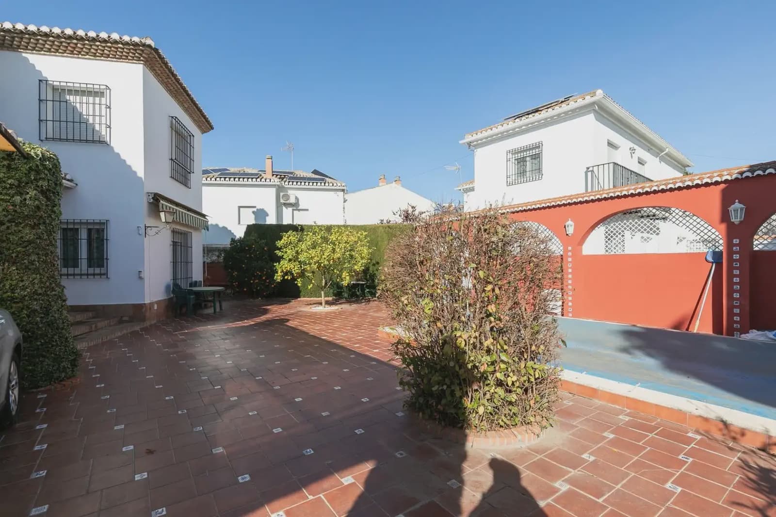 Villa for sale in Granada city with garage - € 735,000 (Ref: 9837003)