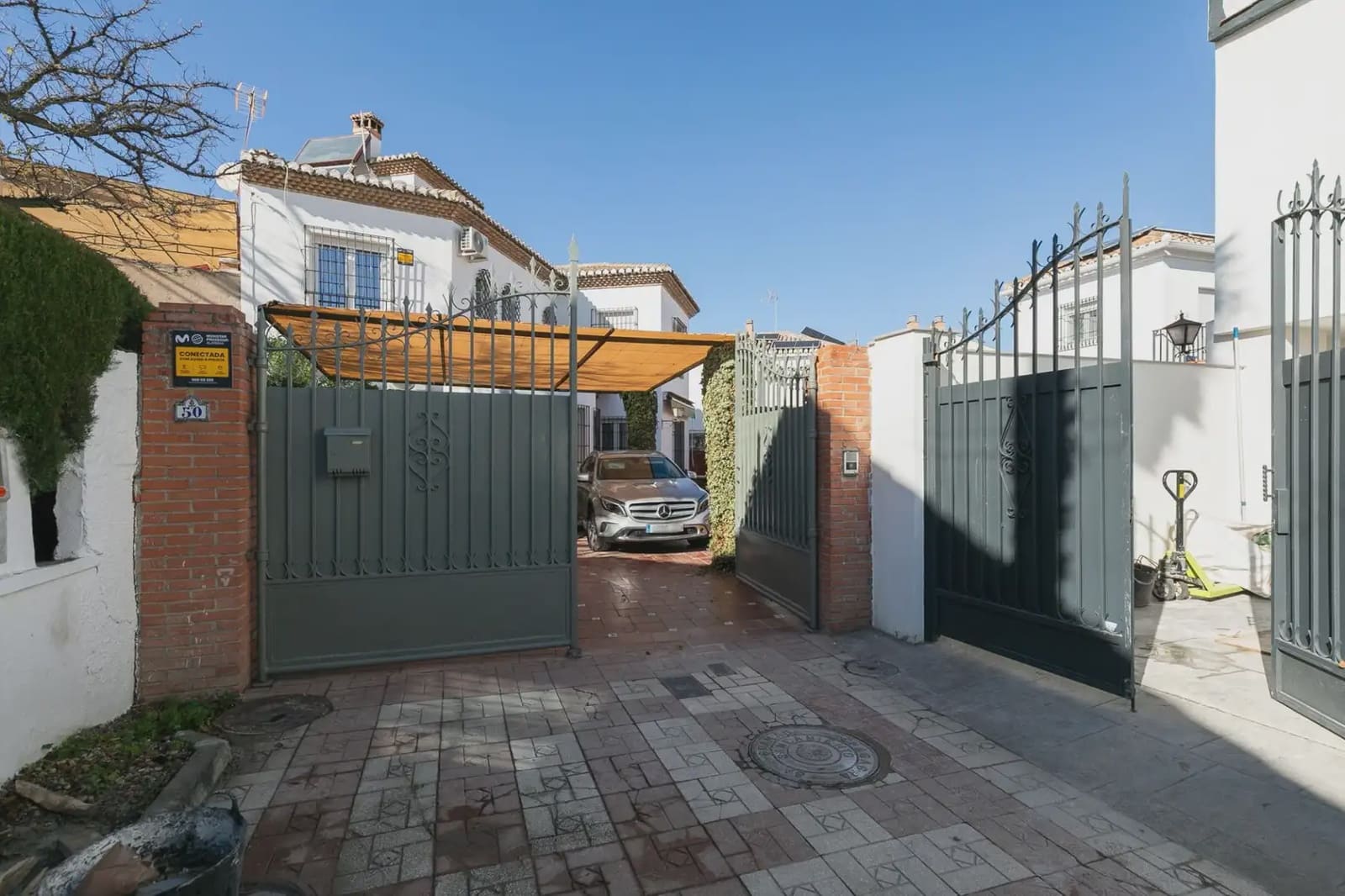 Villa for sale in Granada city with garage - € 735,000 (Ref: 9837003)