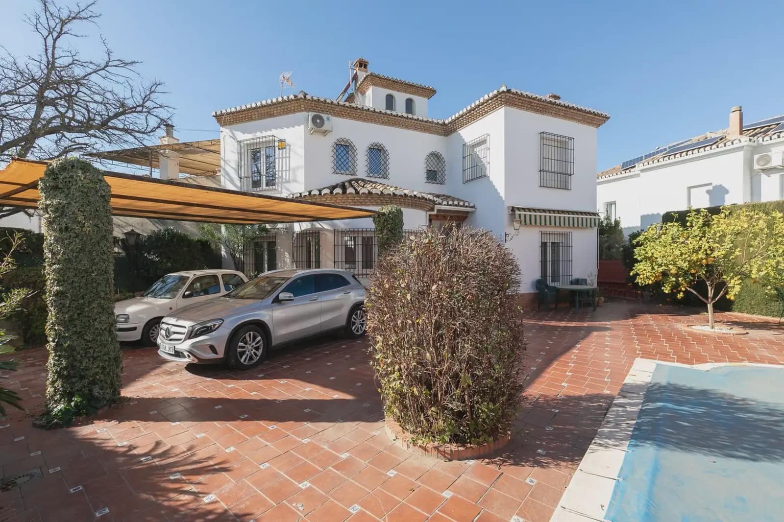 Villa for sale in Granada city with garage - € 735,000 (Ref: 9837003)
