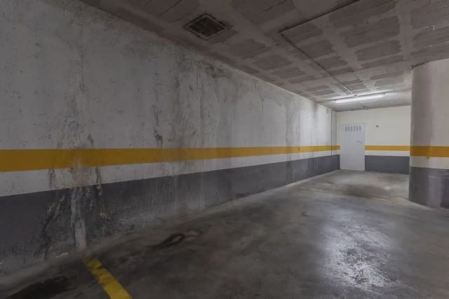 Garage for sale in Figares, Granada city - € 19,500 (Ref: 9837008)