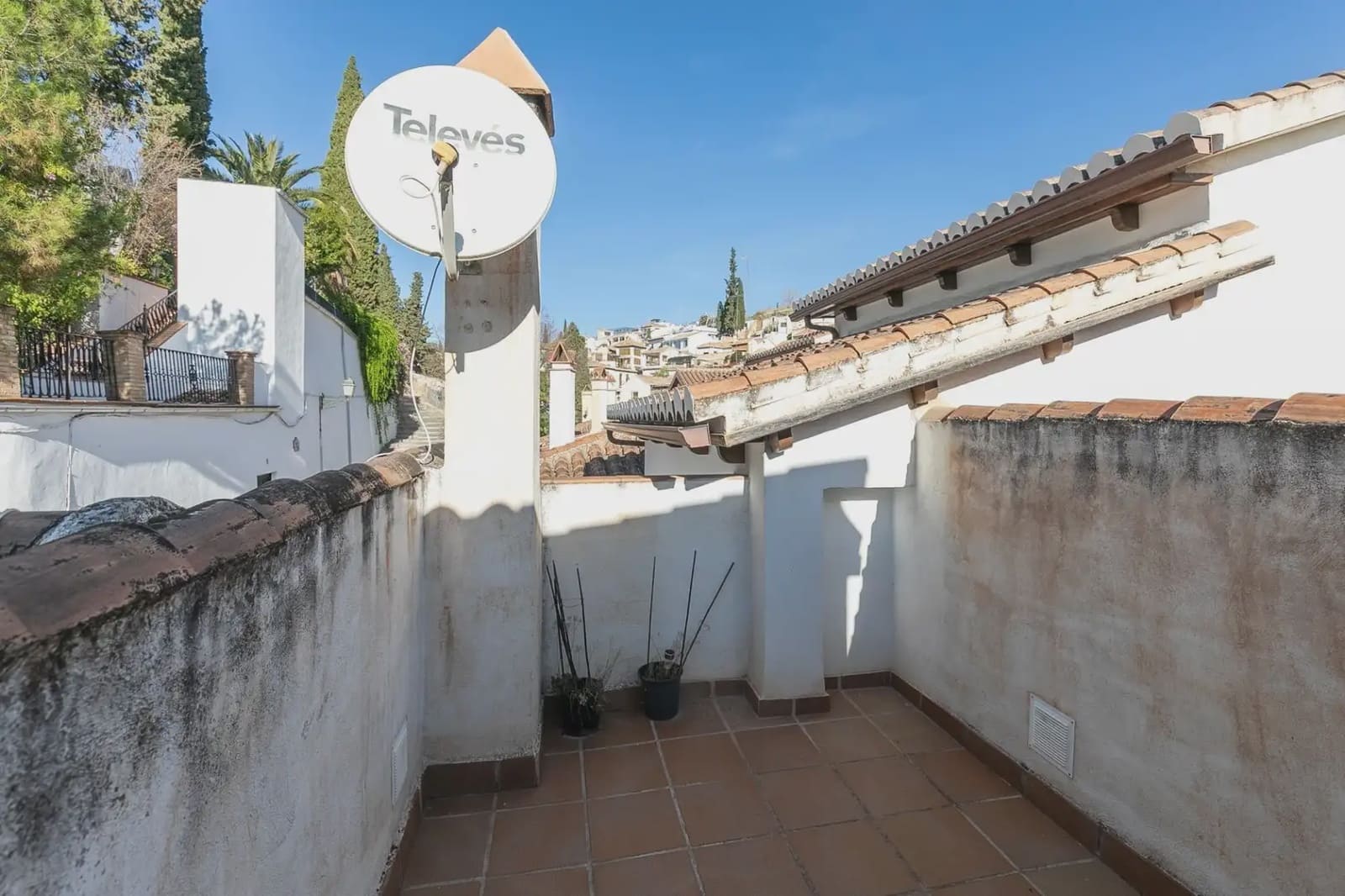 Semi-detached Villa for sale in Granada city with garage - € 640,000 (Ref: 9837009)