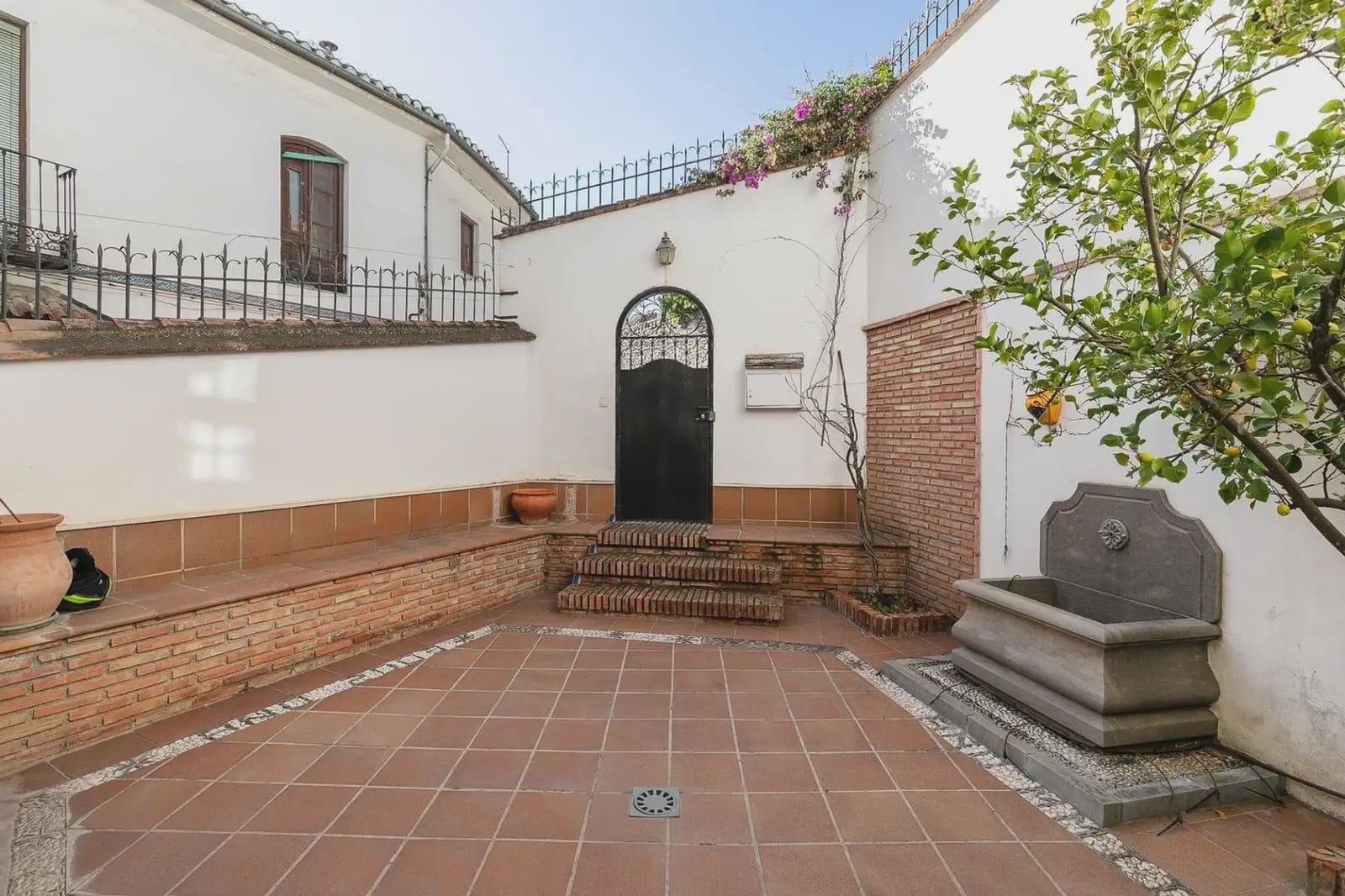 Semi-detached Villa for sale in Granada city with garage - € 640,000 (Ref: 9837009)