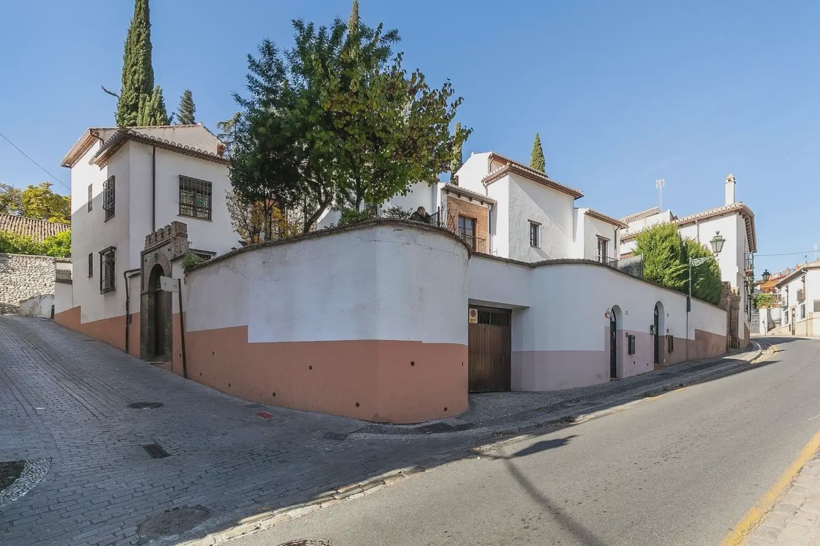 Semi-detached Villa for sale in Granada city with garage - € 640,000 (Ref: 9837009)