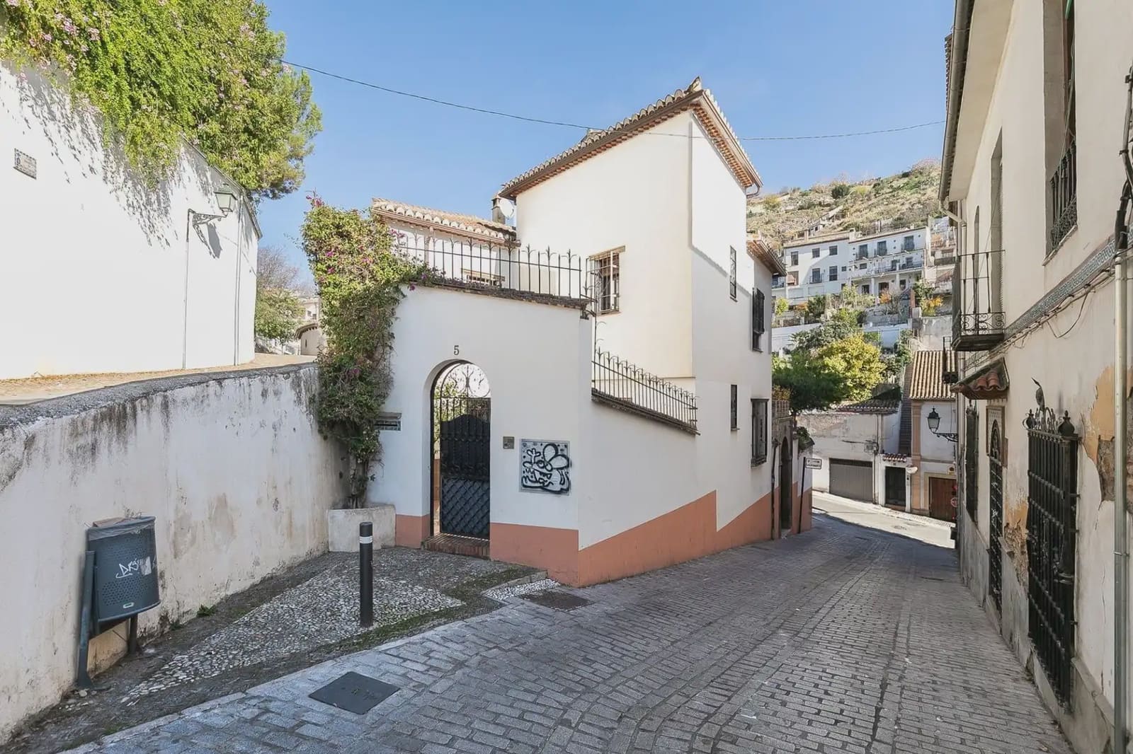 Semi-detached Villa for sale in Granada city with garage - € 640,000 (Ref: 9837009)
