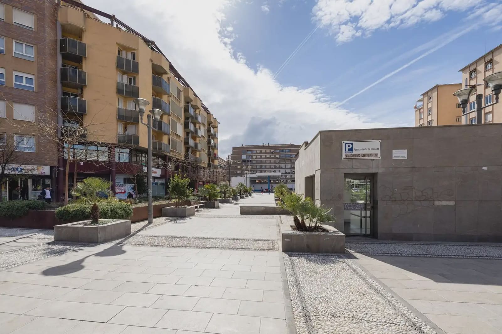 Flat for sale in Granada city - € 290,000 (Ref: 9837011)