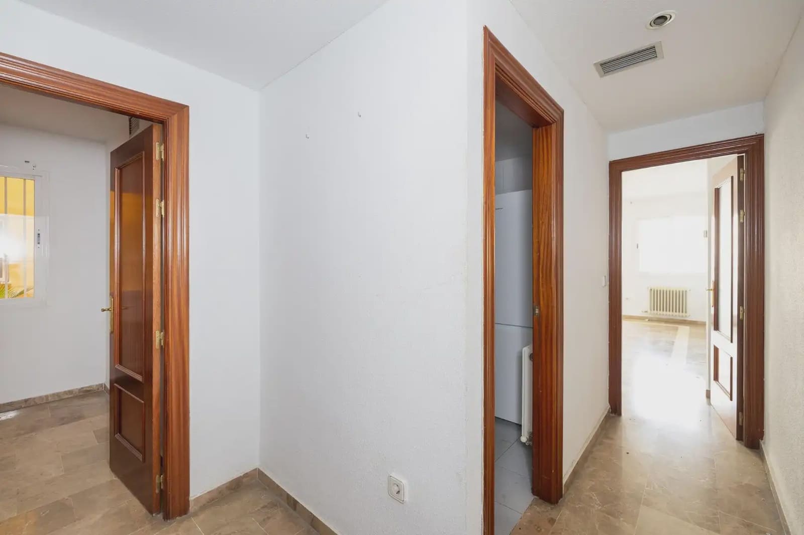Flat for sale in Granada city - € 290,000 (Ref: 9837011)