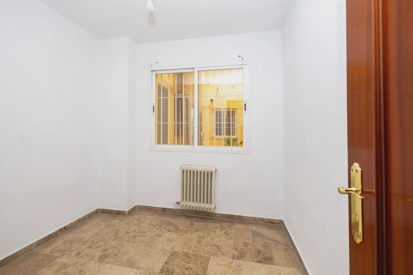 Flat for sale in Granada city - € 290,000 (Ref: 9837011)