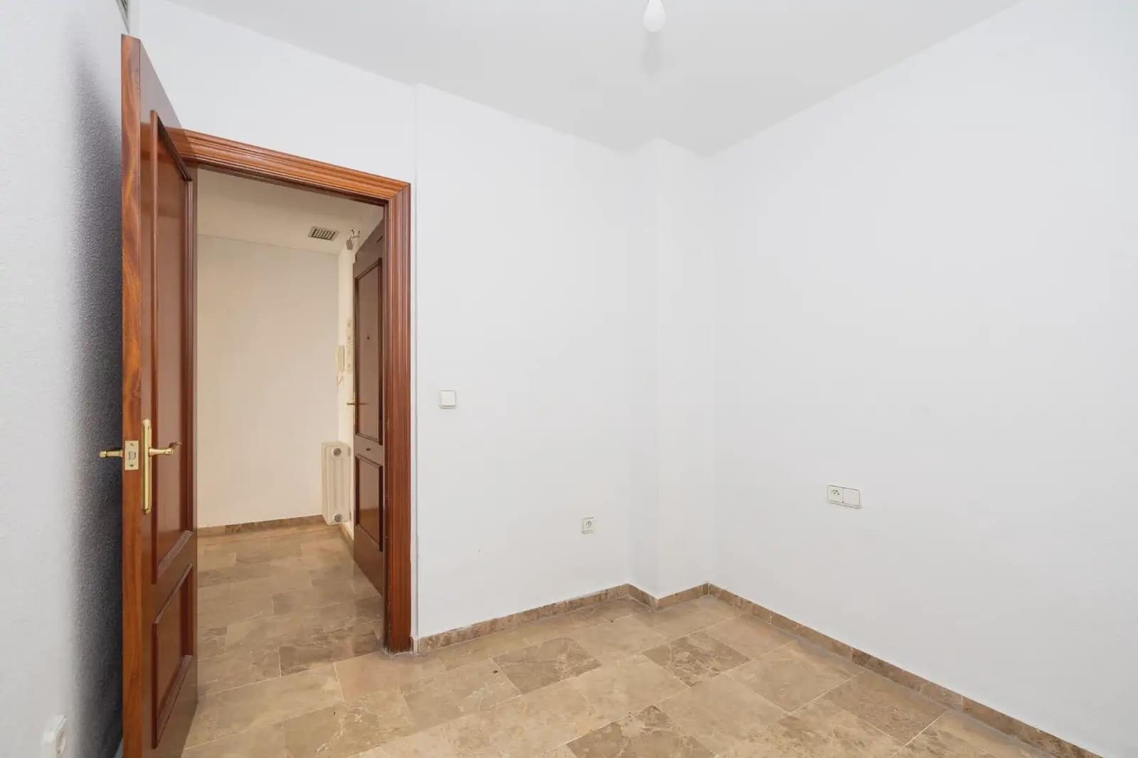 Flat for sale in Granada city - € 290,000 (Ref: 9837011)