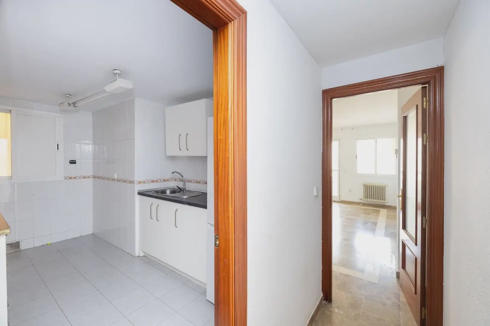 Flat for sale in Granada city - € 290,000 (Ref: 9837011)
