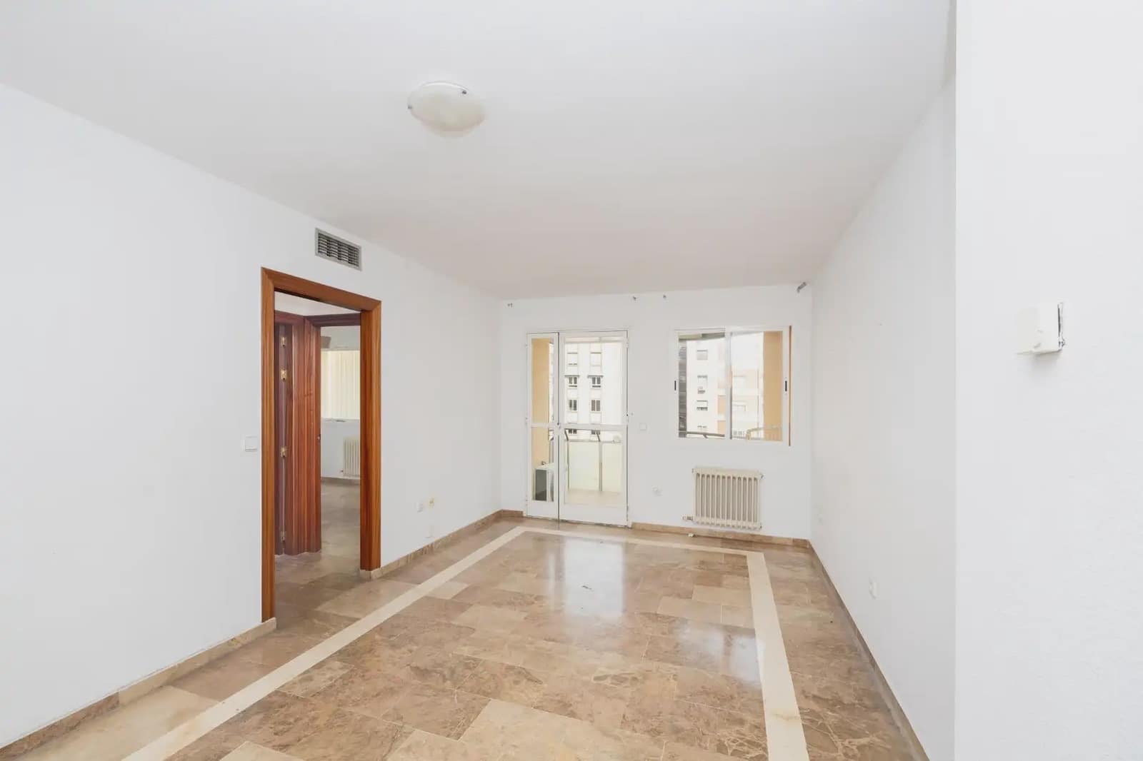 Flat for sale in Granada city - € 290,000 (Ref: 9837011)