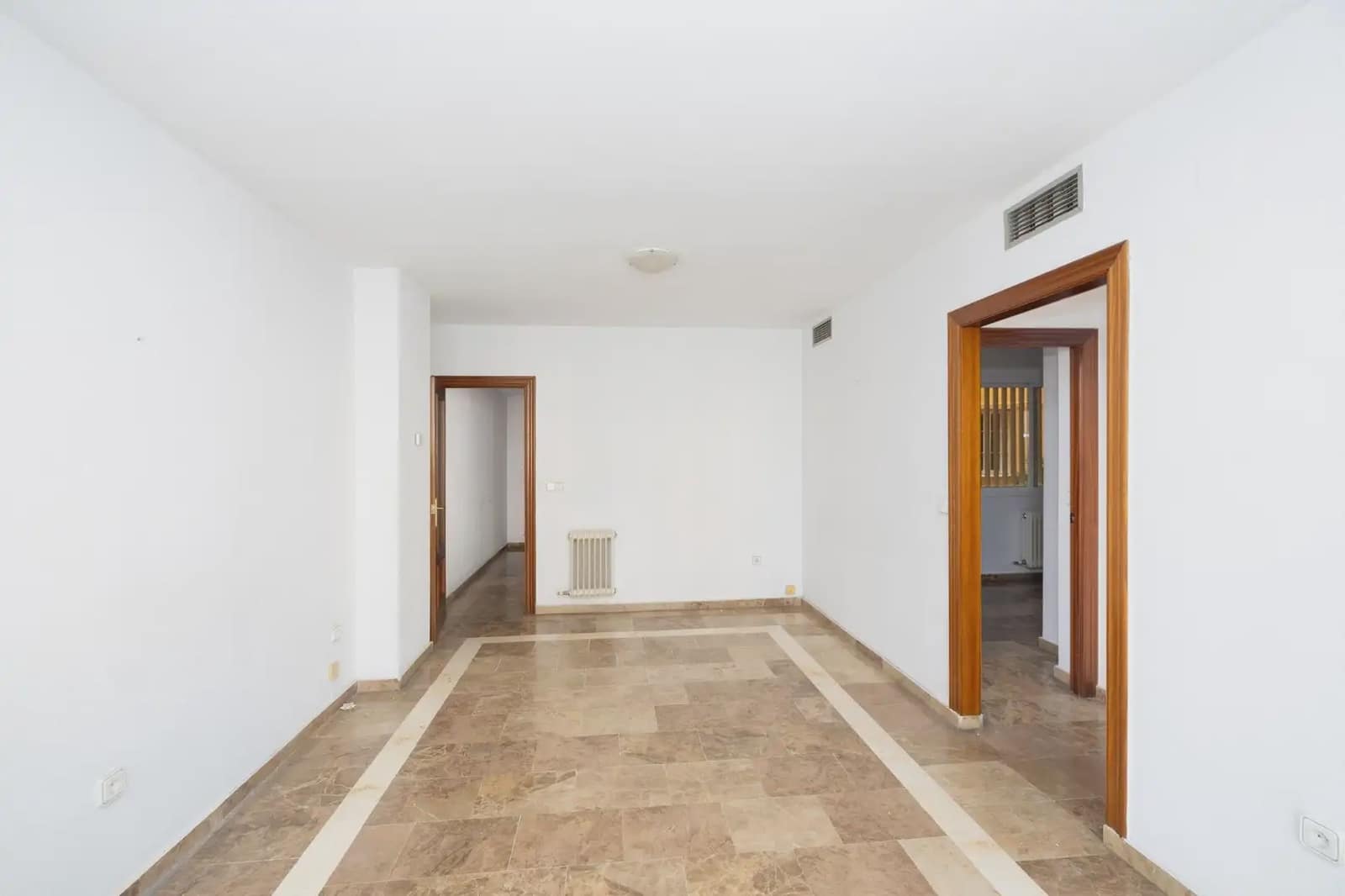 Flat for sale in Granada city - € 290,000 (Ref: 9837011)