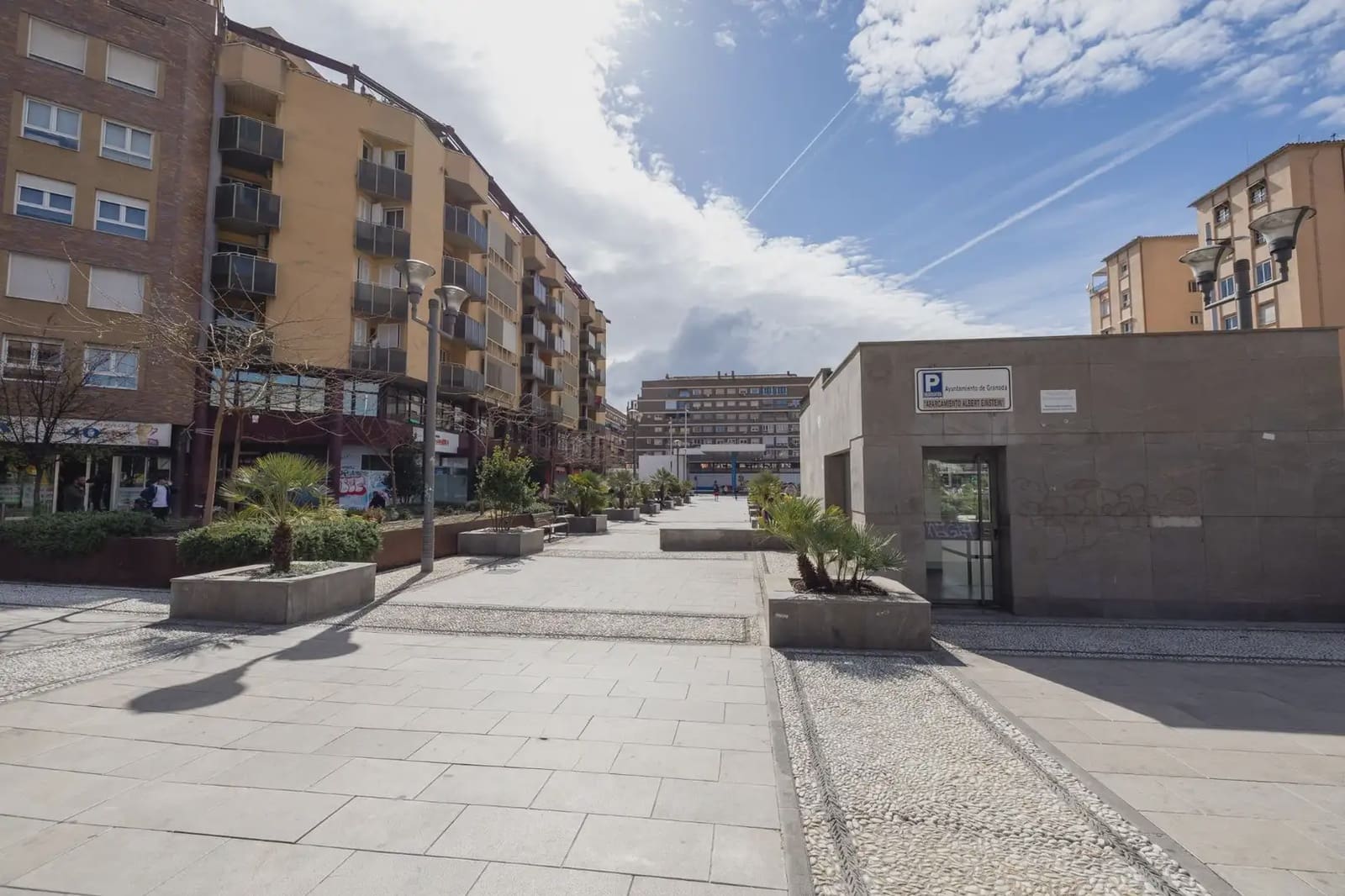 Flat for sale in Granada city - € 290,000 (Ref: 9837011)