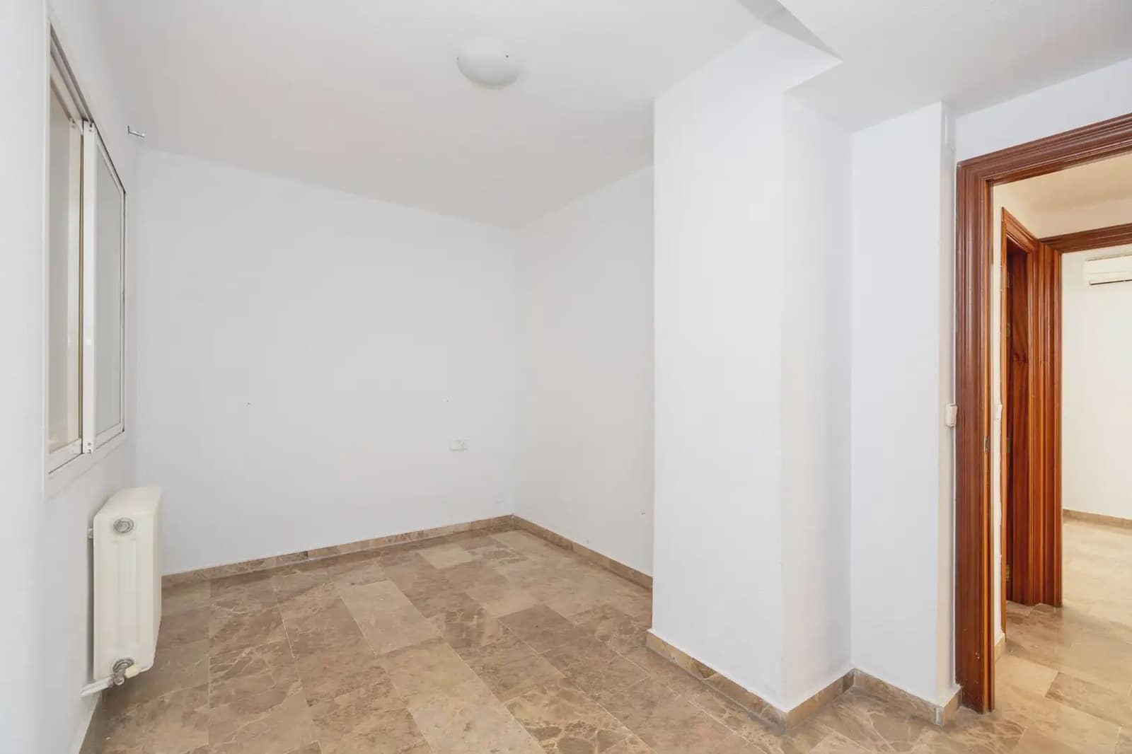 Flat for sale in Granada city - € 290,000 (Ref: 9837011)