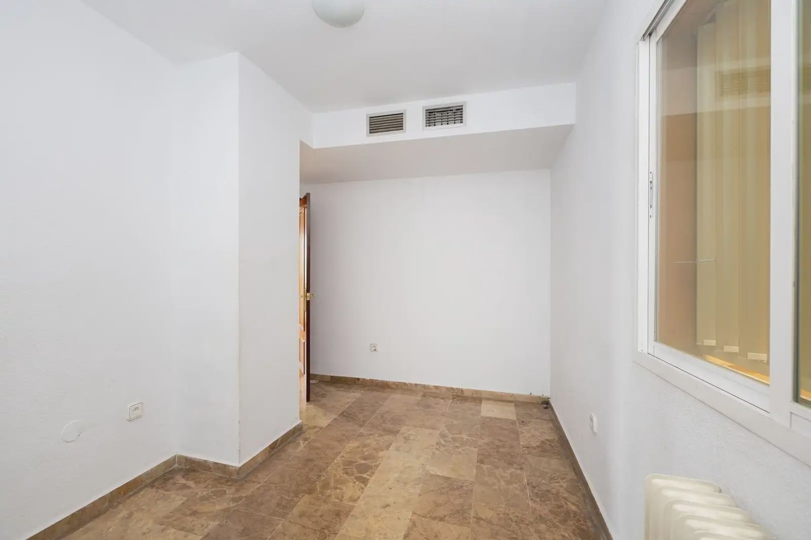 Flat for sale in Granada city - € 290,000 (Ref: 9837011)