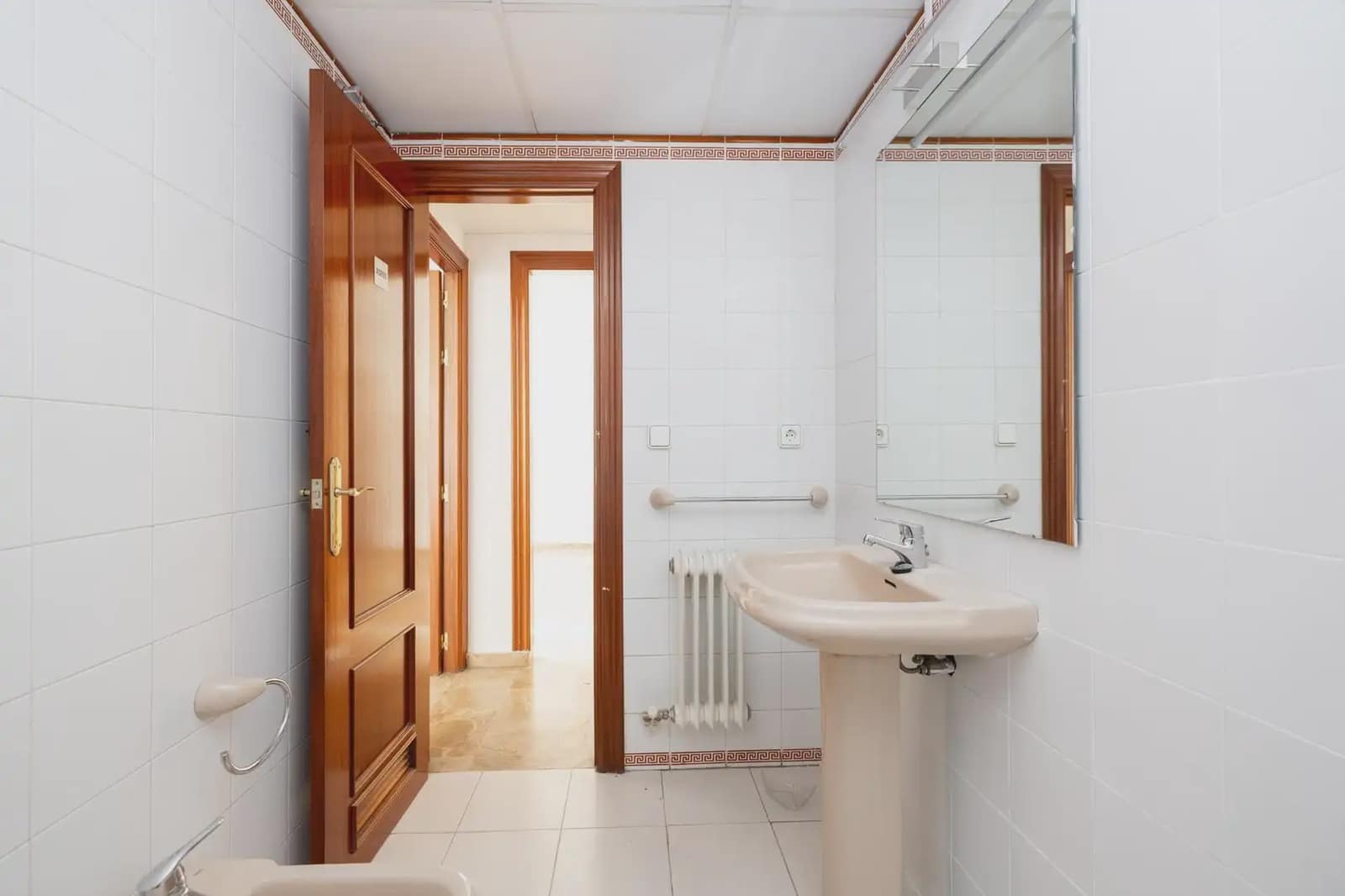 Flat for sale in Granada city - € 290,000 (Ref: 9837011)