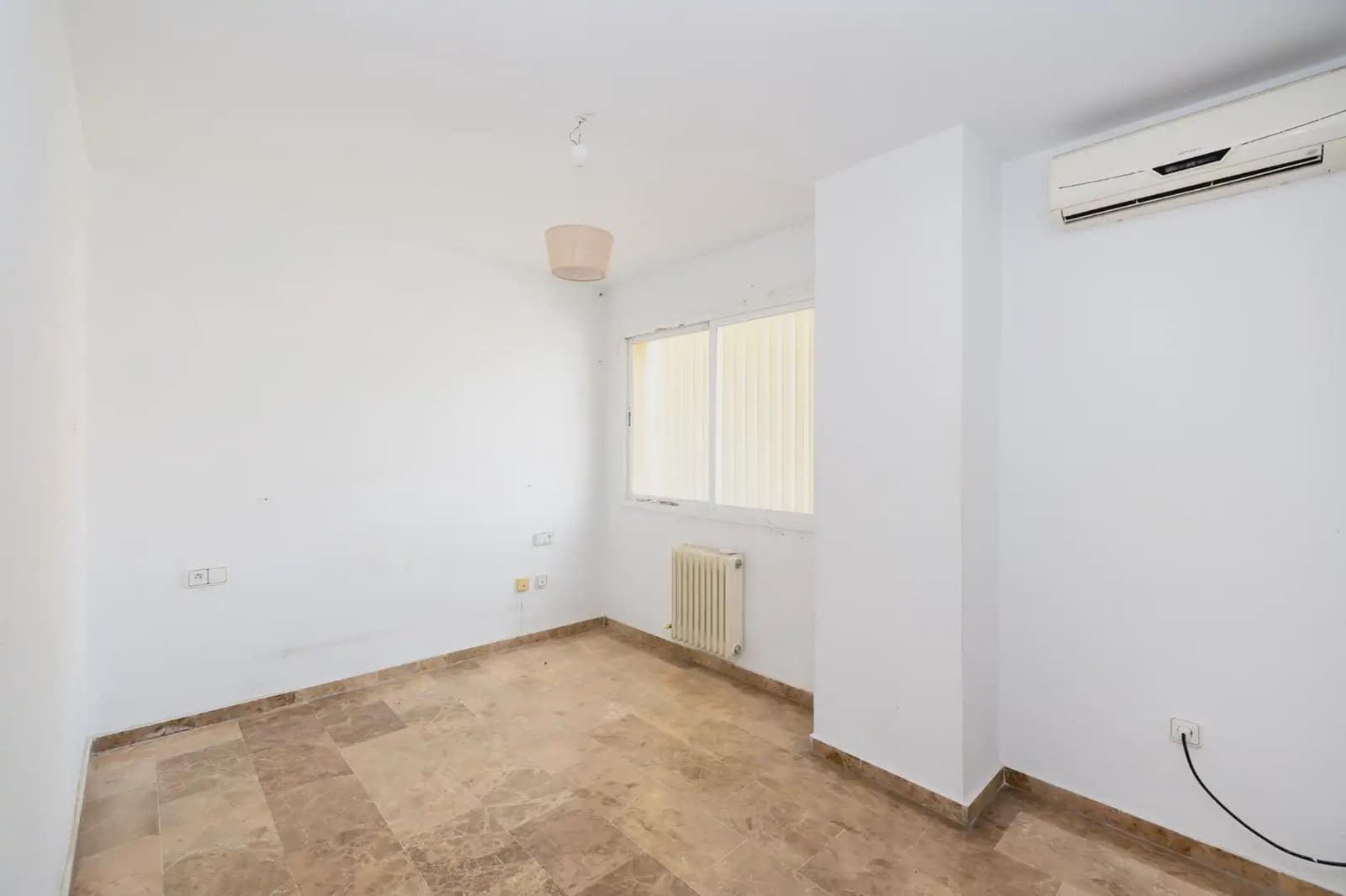 Flat for sale in Granada city - € 290,000 (Ref: 9837011)