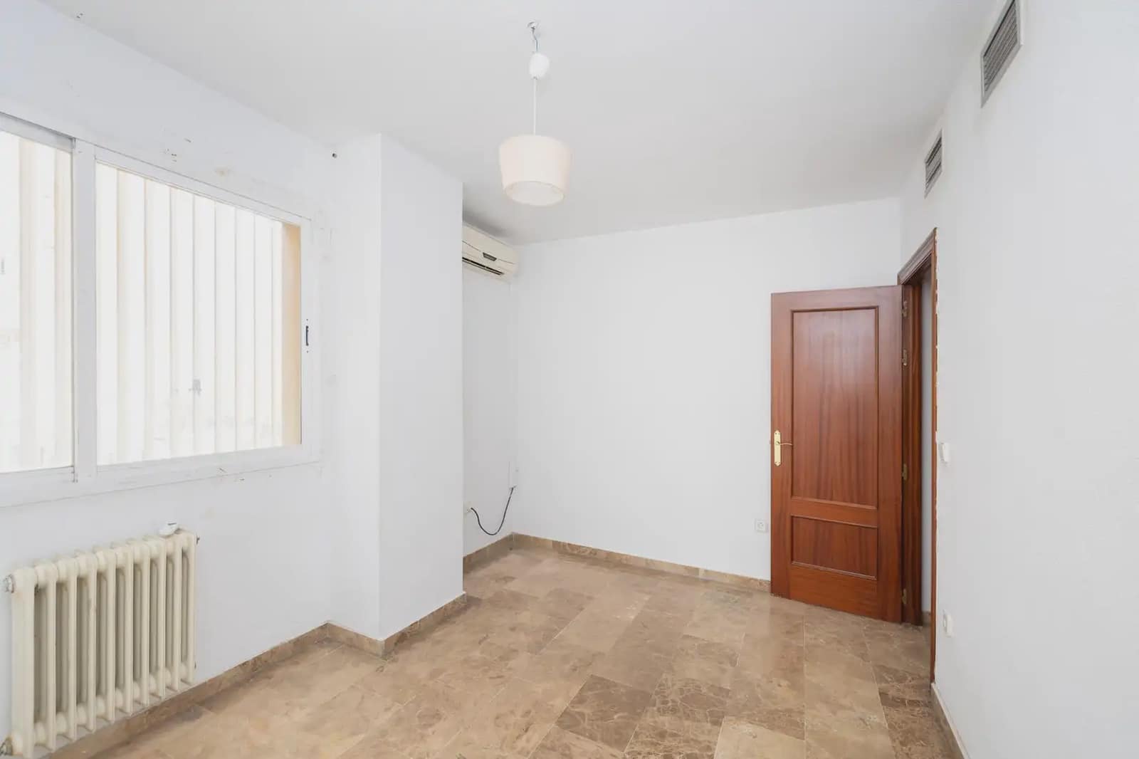 Flat for sale in Granada city - € 290,000 (Ref: 9837011)